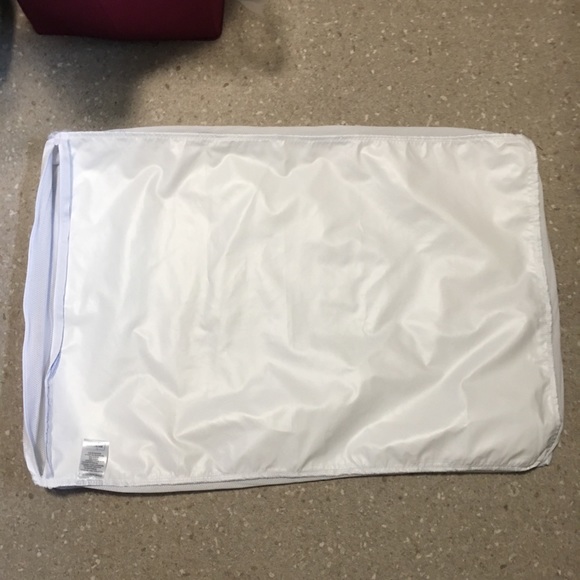 Pillow protector mainstays standard queen zips New or Like new - Picture 3 of 9